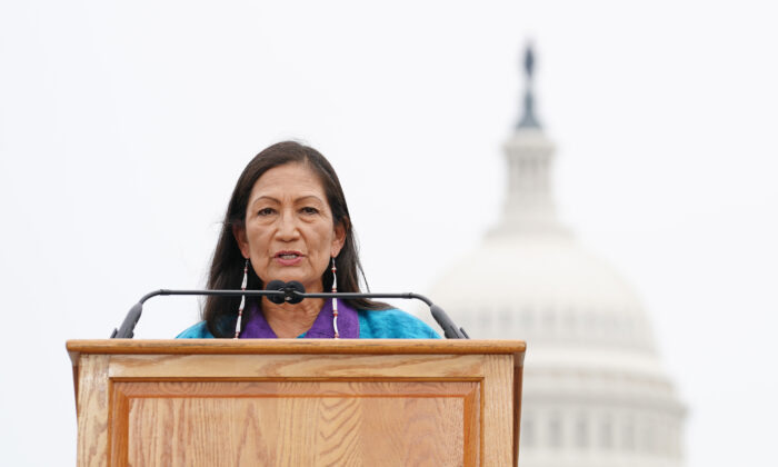 La Secretaria del Interior de EE. UU., Deb Haaland, habla en un evento en Washington, el 29 de julio de 2021. (Jemal Countess/Getty Images para Native Organizers Alliance)