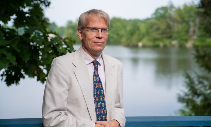 El Dr. Martin Kulldorff, profesor de medicina de la Facultad de Medicina de Harvard y bioestadístico y epidemiólogo del Hospital Brigham and Women's, en Connecticut, el 7 de agosto de 2021. (York Du/The Epoch Times)