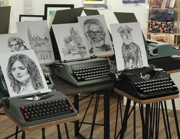 James Cook, el sorprendente artista que realiza ilustraciones con una máquina  de escribir