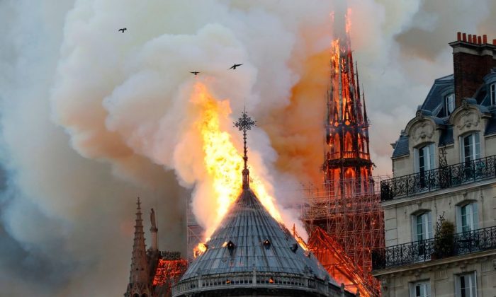 El humo y las llamas se levantan durante un incendio en la emblemática Catedral de Notre Dame en el centro de París el 15 de abril de 2019.  (Francois Guillot/AFP/Getty Images)