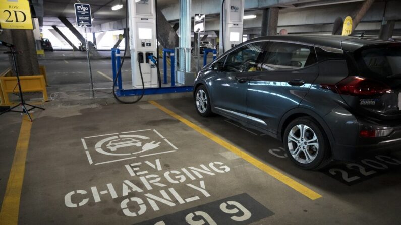 Una estación de carga de vehículos eléctricos en Washington el 22 de abril de 2021. (Drew Angerer/Getty Images)