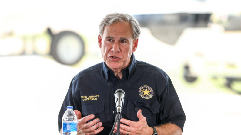 El gobernador de Texas, Greg Abbott, habla en una reunión sobre la frontera en Del Río, Texas, el 18 de julio de 2021. (Charlotte Cuthbertson/The Epoch Times)