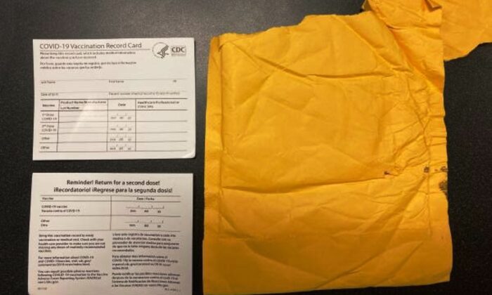 Tarjetas de vacunación anti-COVID falsificadas que fueron incautadas por agentes de Aduanas y Protección Fronteriza, en agosto de 2021. (Aduanas y Protección Fronteriza de EE.UU.)