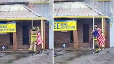 Bombero logra salvar la bandera de EE.UU. a punto de quemarse durante un incendio