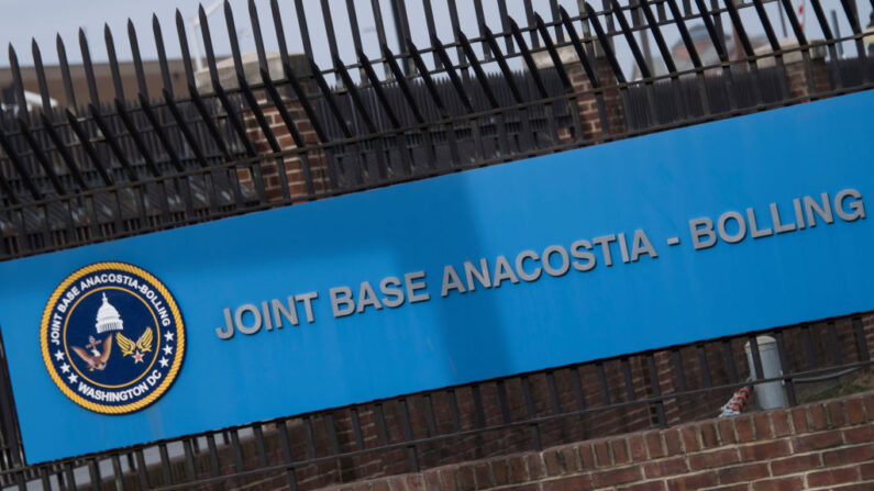 La puerta principal de la Base Conjunta Anacostia-Bolling se ve en Washington, DC, el 27 de marzo de 2018. (Jim Watson/AFP vía Getty Images)