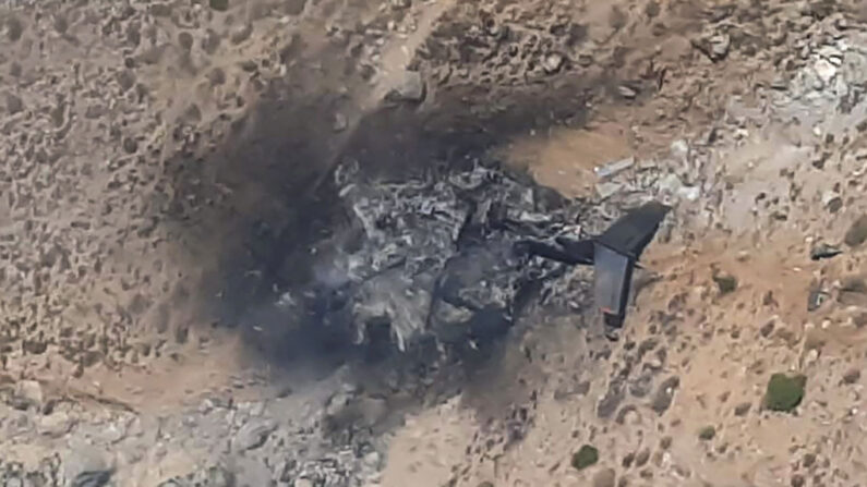 Esta imagen de video tomada y publicada por la Agencia de Noticias Turca DHA el 14 de agosto de 2021 muestra una vista general de los restos de un avión ruso Bombadier Be-200 en Kahramanmaras, al sur de Turquía. (Agencia de Noticias Demiroren (DHA)/AFP vía Getty Images)