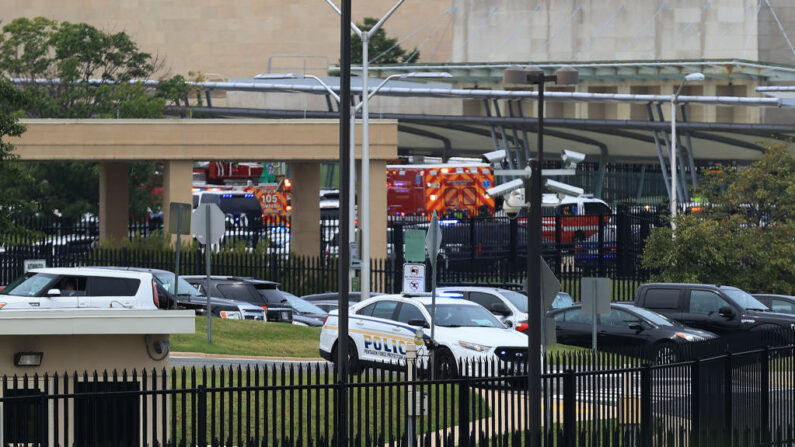 Los equipos de emergencia trabajan en la escena de un tiroteo con múltiples víctimas en una estación de transporte público fuera del Pentágono el 03 de agosto de 2021 en Arlington, Virginia. (Chip Somodevilla/Getty Images)