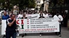 Personal sanitario de Grecia protesta contra la vacunación obligatoria