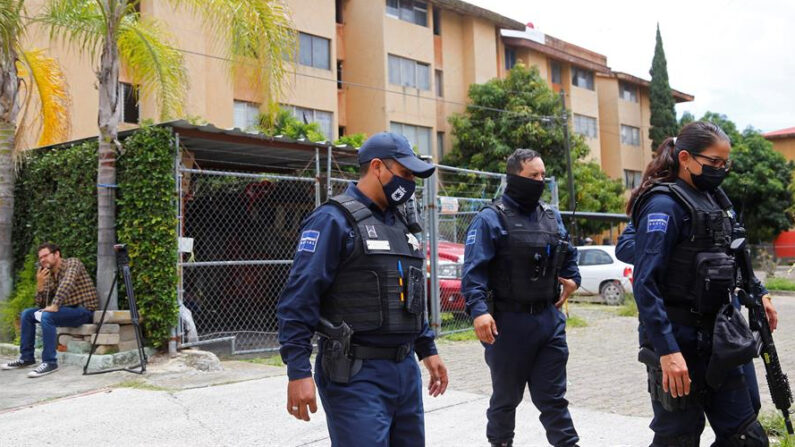 Miembros de la Fiscalía de Jalisco realizan un operativo en relación con la desaparición de una menor, en las inmediaciones de un edificio de departamentos, el 26 de agosto de 2021, en la ciudad de Zapopan (México). EFE/Francisco Guasco