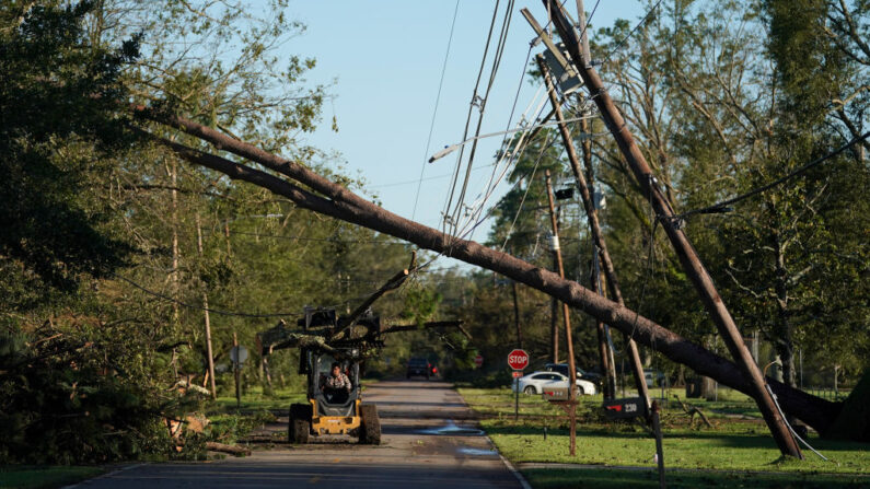 Los restos de la tormenta Ida se limpian el 31 de agosto de 2021 en Ponchatoula, Louisiana (EE.UU.). (Sean Rayford/Getty Images)