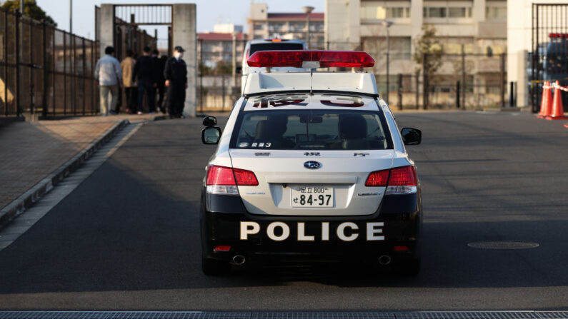 En una foto de archivo, se ve un coche de policía en Tokio, Japón. (Takashi Aoyama/Getty Images)