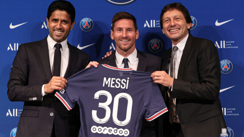 Lionel Messi posa con su camiseta junto al presidente Nasser Al Khelaifi (i) y Leonardo (d) tras la rueda de prensa del París Saint-Germain en el Parque de los Príncipes el 11 de agosto de 2021 en París, Francia. (Sebastien Muylaert/Getty Images)