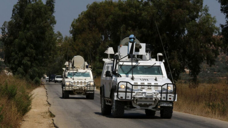 Vehículos militares de la Fuerza Interina de las Naciones Unidas en el Líbano (FPNUL) patrullan en la zona del sur del Líbano, Khiam, cerca de la frontera con Israel, el 7 de agosto de 2021. (Mahmoud Zayyat/AFP vía Getty Images)