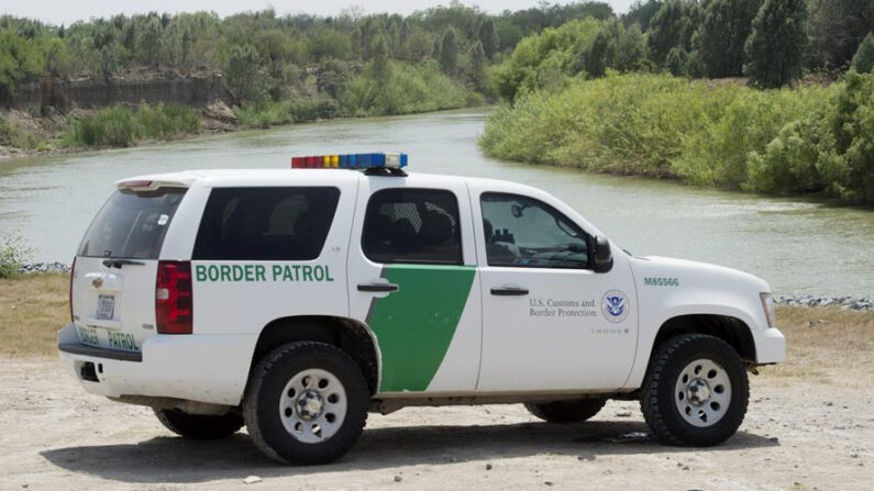 Un vehículo de la Guardia Fronteriza patrulla por el lado estadounidense del Río Grande, cerca de McAllen, Texas (EE.UU.). (EFE/Michael Reynolds/Archivo)