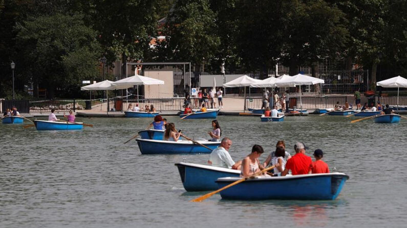 Varias personas se dan un paseo en barca en el lago del Parque del Retiro de Madrid (España), el 11 de agosto de 2021. EFE/J.J. Guillén