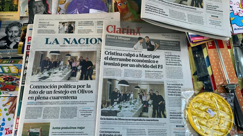 Portadas de los periódicos Clarín y La Nación en un puesto de venta del centro de la capital argentina, en las cuales se ve una foto con una decena de personas, entre ellas el presidente Alberto Fernández, celebrando el cumpleaños de su pareja, Fabiola Yáñez. EFE/Demian Alday Estévez