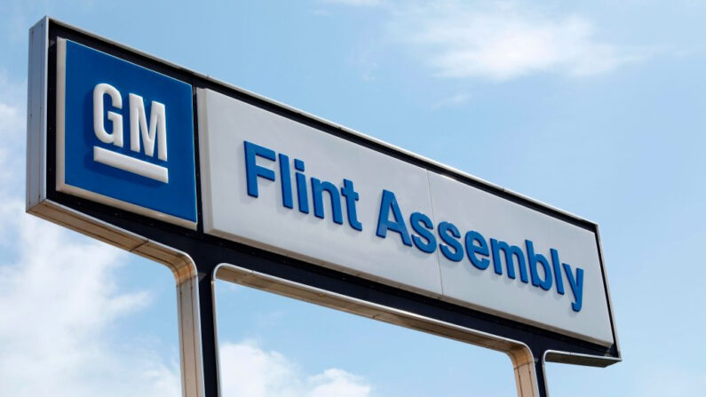 La señalización en el exterior de General Motors Co. Flint Assembly el 12 de junio de 2019 en Flint, Michigan (EE.UU.). (Jeff Kowalsky/AFP vía Getty Images)