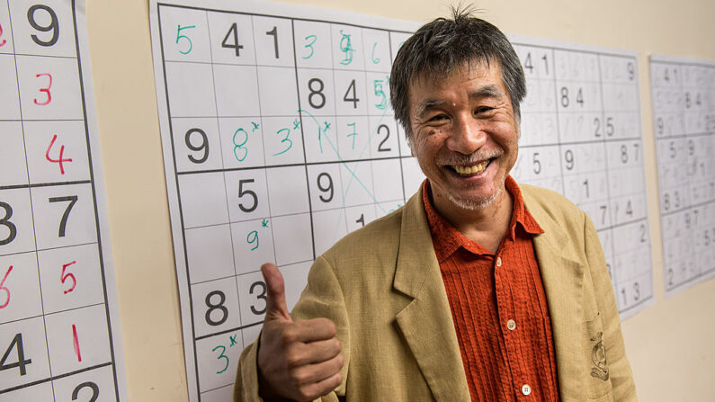 El fabricante japonés de rompecabezas Maki Kaji posa para una foto durante la primera competición nacional de Sudoku en Sao Paulo, Brasil, el 29 de septiembre de 2012. (Yasuyoshi Chiba/AFP vía Getty Images)