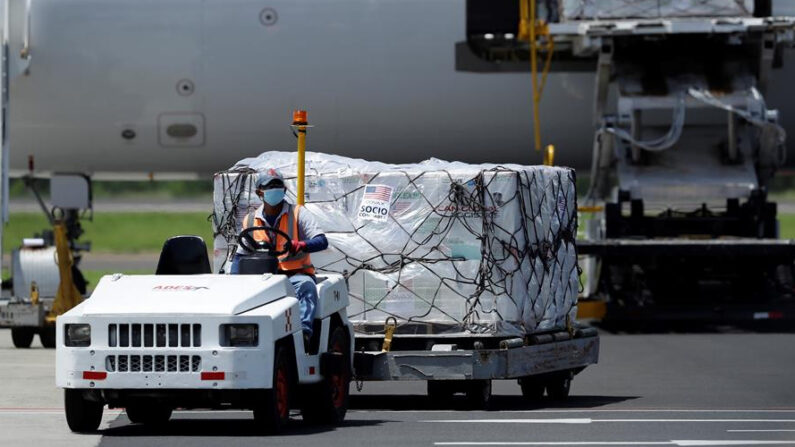 Estados Unidos enviará el próximo fin de semana a México 1.75 millones de vacunas anti-covid de Moderna como parte de la promesa de envíos que hizo la vicepresidenta estadounidense, Kamala Harris, al presidente mexicano, Andrés Manuel López Obrador. EFE/Archivo