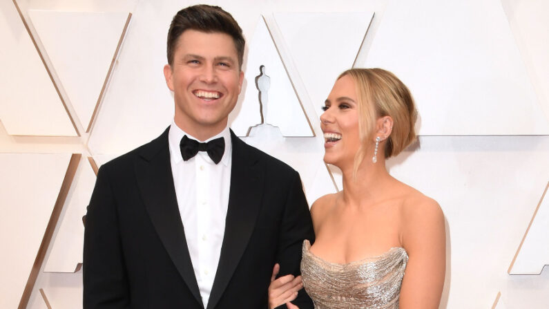 La actriz estadounidense Scarlett Johansson (d) y su marido, actor Colin Jost, llegan a la 92ª edición de los Oscar en el Teatro Dolby en Hollywood, California, el 9 de febrero de 2020. (Robyn Beck/AFP vía Getty Images)