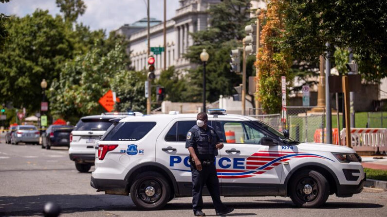 Agentes de policía acordonan el perímetro cerca a la Biblioteca del Congreso en Washington, el 19 de agosto de 2021. EFE/Shawn Thew
