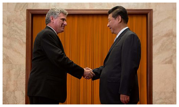 El líder de China, Xi Jinping, saluda al entonces primer vicepresidente del Consejo de Estado del régimen de Cuba Miguel Díaz-Canel, en el Gran Salón del Pueblo el 18 de junio de 2013. (Ed Jones/AFP a través de Getty Images)