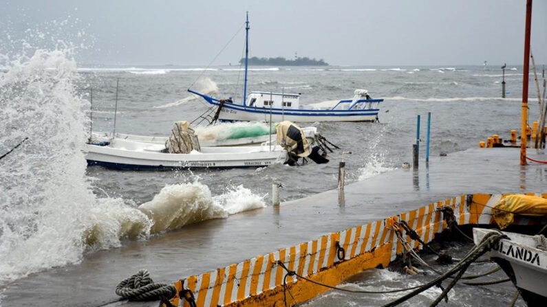 Fotografía de un embarcadero ante la llegada del huracán Grace, en el Puerto de Veracruz (México). EFE/Miguel Victoria