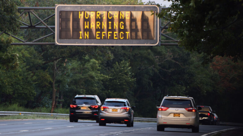 Una señal en la Southern Parkway alerta a los conductores de que hay un aviso de huracán en efecto mientras el huracán Henri se mueve hacia la costa el 21 de agosto de 2021 en Wantagh, Nueva York (EE.UU.). (Bruce Bennett/Getty Images)