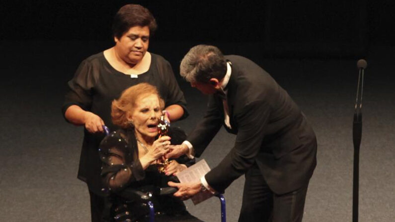 La actriz Rosita Quintana (c) recibe el premio Ariel de manos del actor Héctor Bonilla, en el Auditorio Nacional en Ciudad de México (México). EFE/Mario Guzmán/Archivo