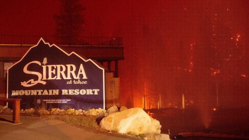 Las llamas rodean el Sierra-at-Tahoe Resort durante el incendio de Caldor en Twin Bridges, California (EE.UU.), el 30 de agosto de 2021. (Josh Edelson/AFP vía Getty Images)