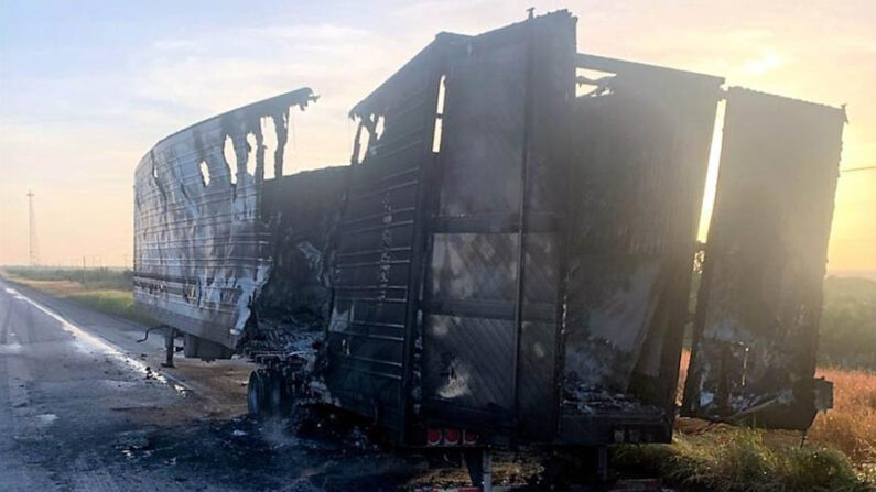 Fotografía divulgada por la Oficina de Aduanas y Protección Fronteriza (CBP) donde se muestra el camión de remolque incendiado donde agentes de la Patrulla Fronteriza detuvieron a 64 inmigrantes ilegales en Laredo, Texas (EE.UU.). EFE/CBP