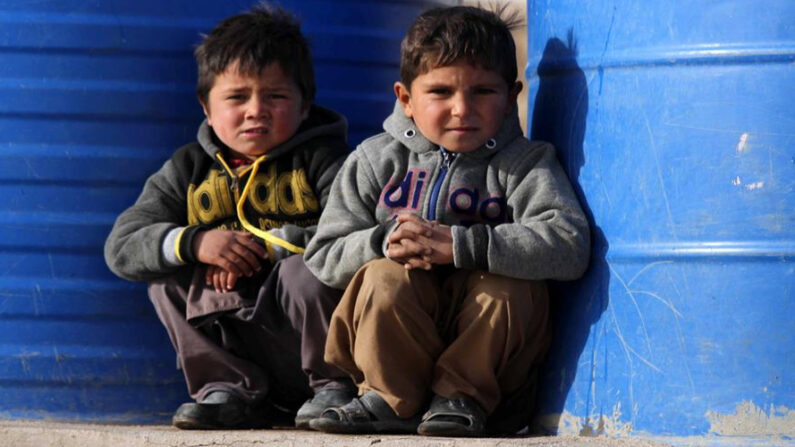 En la imagen el registro de un par de niños afganos en el campo de refugiados en Herat (Afganistán). EFE/Jalil Rezayee/Archivo