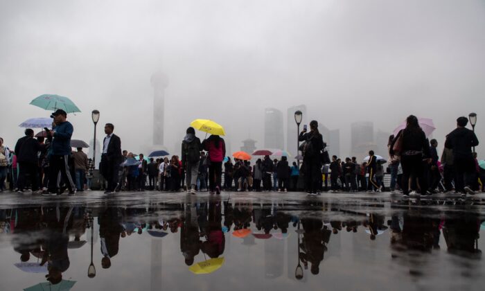 Los turistas miran el horizonte de Shanghai, en el distrito financiero Lujiazui de Pudong, China, el 22 de octubre de 2018. (Johannes Eisele/AFP a través de Getty Images)