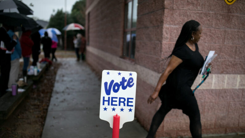 Residentes de Charlotte, Carolina del Norte, llegan a un centro para votar el 6 de noviembre de 2018. (Logan Cyrus/AFP vía Getty Images)