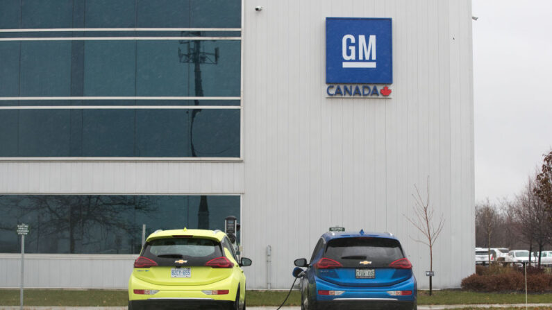 Dos vehículos eléctricos se cargan en la planta de General Motors en Oshawa, Ontario (EE.UU.), el 26 de noviembre de 2018. (Lars Hagberg/AFP vía Getty Images)
