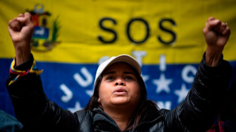 Una partidaria de la oposición en Venezuela participa en una manifestación frente al consulado de Venezuela en Nueva York (EE.UU.) el 30 de abril de 2019. (Johannes Eisele/AFP vía Getty Images)