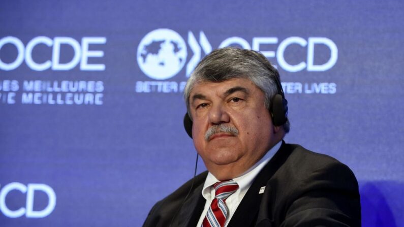 El estadounidense Richard Trumka, presidente de la Federación Americana del Trabajo-Congreso de Organizaciones Industriales (AFL-CIO) asiste a una sesión del Foro de la Organización para la Cooperación y el Desarrollo Económico (OCDE) en la sede de la OCDE en París (Francia) el 21 de mayo de 2019. (Eric Piermont/AFP vía Getty Images)