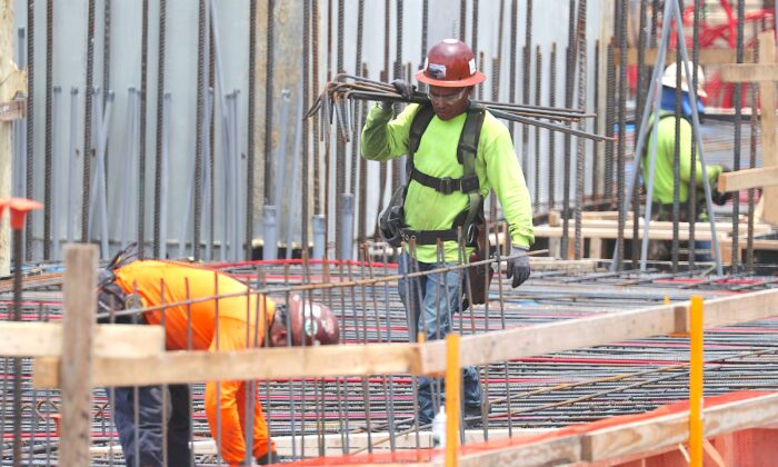 Se observa a trabajadores de la construcción trabajando en Fort Lauderdale, Florida, el 3 de mayo de 2019. (Joe Raedle/Getty Images)