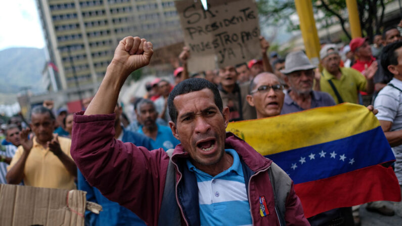 Un extrabajador petrolero protesta durante una huelga de hambre desde el 30 de mayo en la plaza de la Moneda para exigir al régimen el pago de pasivos laborales el 7 de junio de 2019, en Caracas, Venezuela. (Matias Delacroix/Getty Images)