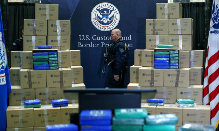 Un agente de policía camina cerca de la cocaína incautada en un barco de carga en un puerto de Filadelfia durante una conferencia de prensa en la Casa de la Aduana de EE. UU. en Filadelfia (Pensilvania), el 21 de junio de 2019. (Eduardo Munoz Alvarez/Getty Images)