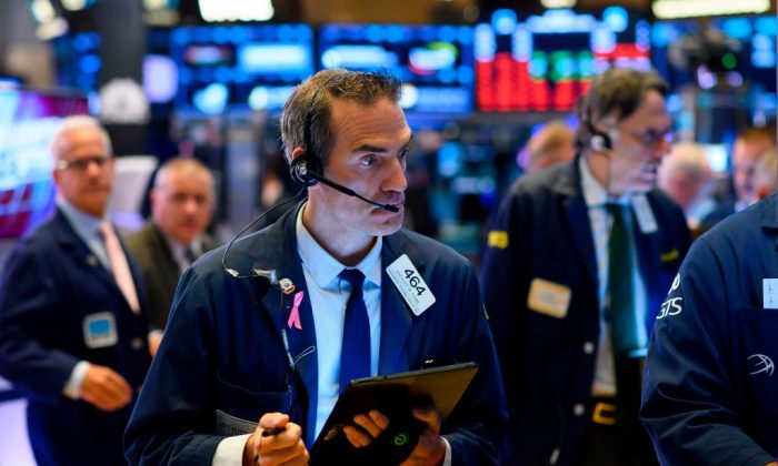 Los comerciantes trabajan luego de la campana de apertura en la Bolsa de Valores de Nueva York en Wall Street en la ciudad de Nueva York, el 15 de agosto de 2019. (Johannes Eisele/AFP/Getty Images)