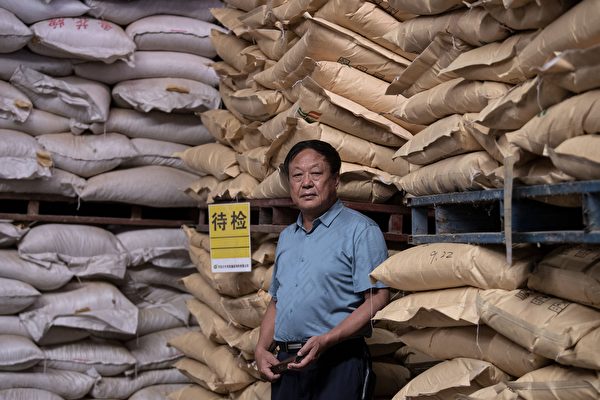 El empresario chino Sun Dawu en un almacén de piensos de su Grupo Dawu en la provincia de Hebei el 24 de septiembre de 2019. (Noel Celis/AFP vía Getty Images)