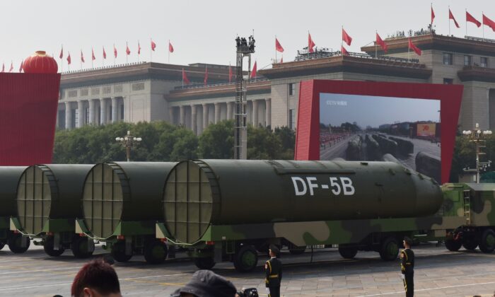Vehículos militares que transportan misiles balísticos intercontinentales DF-5B, en un desfile militar en la Plaza de Tiananmen, en Beijing, el 1 de octubre de 2019. (Greg Baker/AFP a través de Getty Images)