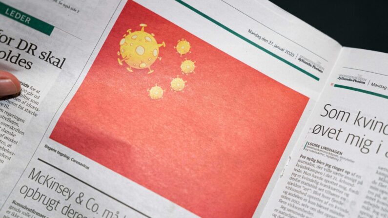 Una página del periódico danés Jyllands-Posten de la edición del 27 de enero de 2020 muestra una caricatura realizada por el caricaturista editorial danés Niels Bo Bojesen de la bandera nacional china con un coronavirus, en Copenhague, el 28 de enero de 2020 (Ida Marie Odgaard / Ritzau Scanpix / AFP a través de Getty Images)
