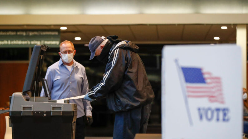 Un hombre emite su voto en una elección primaria presidencial demócrata en la Journey Church en Kenosha, Wisconsin, el 7 de abril de 2020. (KAMIL KRZACZYNSKI/AFP a través de Getty Images)