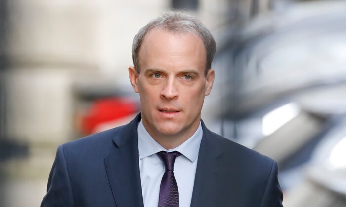 El secretario de Relaciones Exteriores de Gran Bretaña, Dominic Raab, llega a Downing Street, en el centro de Londres, el 8 de abril de 2020. (Tolga Akmen/AFP vía Getty Images)