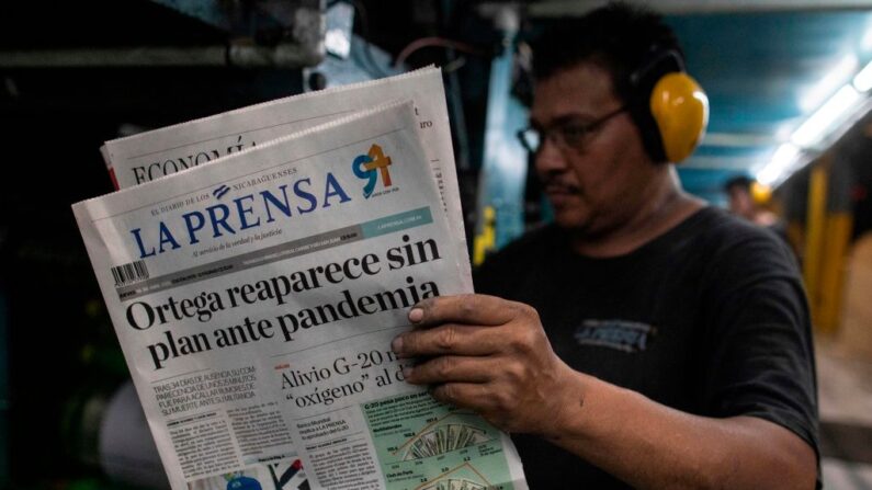 Un trabajador del diario La Prensa revisa un papel durante el proceso de impresión en Managua (Nicaragua), a última hora del 15 de abril de 2020. (Inti Ocon/AFP vía Getty Images)