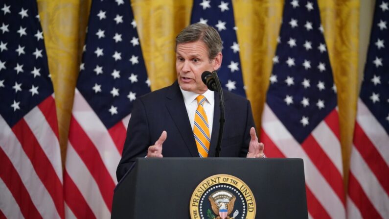 El gobernador de Tennessee, Bill Lee, habla en el Salón Este de la Casa Blanca en Washington el 30 de abril de 2020 (Mandel Ngan / AFP a través de Getty Images).