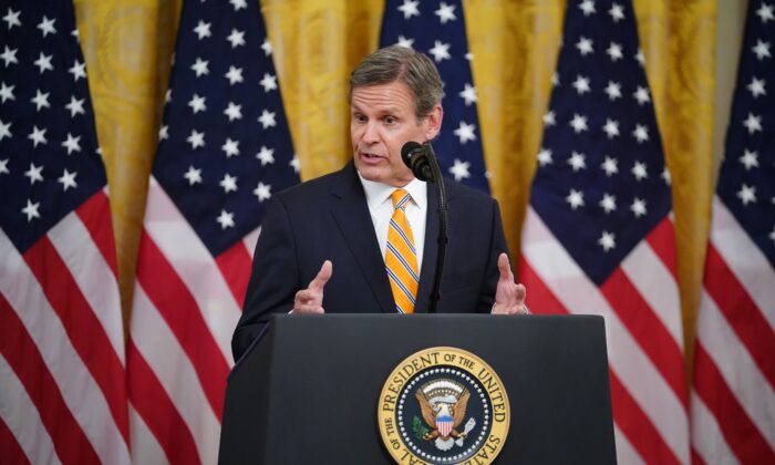 El gobernador de Tennessee, Bill Lee, habla en la Sala Este de la Casa Blanca en Washington el 30 de abril de 2020. (Mandel Ngan/AFP vía Getty Images)