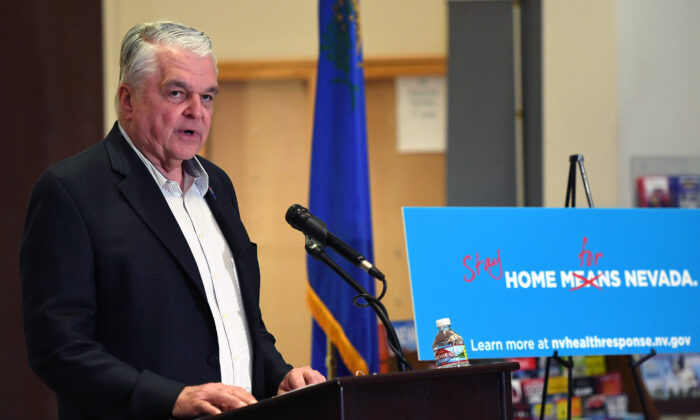 El gobernador de Nevada, Steve Sisolak, habla durante una conferencia de prensa sobre la respuesta del estado al brote de coronavirus, en el edificio de oficinas estatales Grant Sawyer, en Las Vegas, Nevada, el 17 de marzo de 2020. (Ethan Miller/Getty Images).